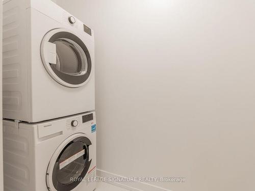 1103-117 Broadway Ave, Toronto, ON - Indoor Photo Showing Laundry Room