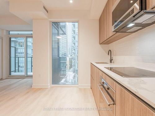 1103-117 Broadway Ave, Toronto, ON - Indoor Photo Showing Kitchen