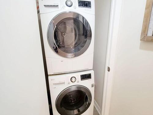 2112-210 Victoria St, Toronto, ON - Indoor Photo Showing Laundry Room