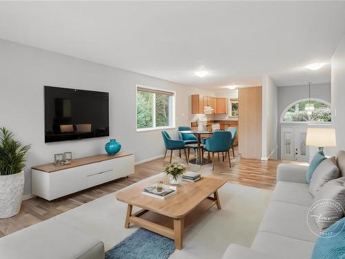 1-1129A 2Nd Ave, Ladysmith, BC - Indoor Photo Showing Living Room