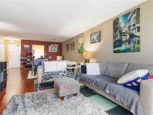 402-755 Hillside Ave, Victoria, BC - Indoor Photo Showing Living Room