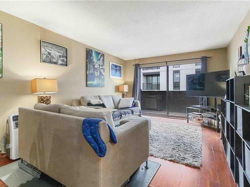 402-755 Hillside Ave, Victoria, BC - Indoor Photo Showing Living Room