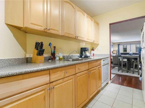 402-755 Hillside Ave, Victoria, BC - Indoor Photo Showing Kitchen With Double Sink