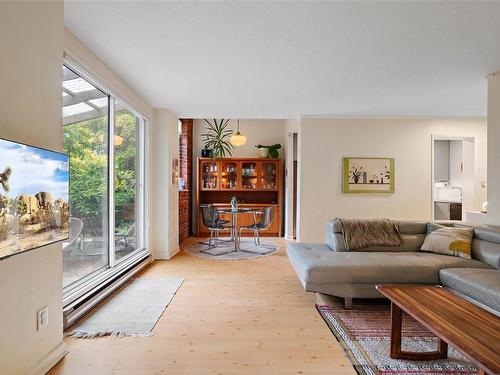 102-120 Douglas St, Victoria, BC - Indoor Photo Showing Living Room