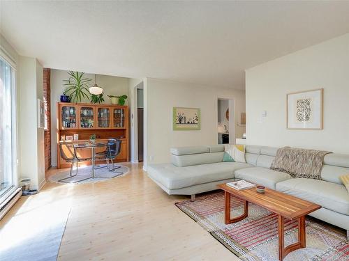 102-120 Douglas St, Victoria, BC - Indoor Photo Showing Living Room