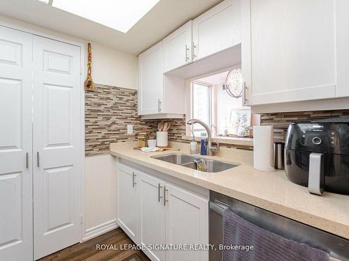 610-285 Enfield Pl, Mississauga, ON - Indoor Photo Showing Kitchen With Double Sink