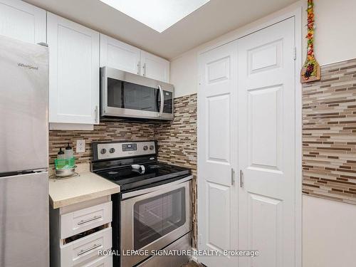 610-285 Enfield Pl, Mississauga, ON - Indoor Photo Showing Kitchen