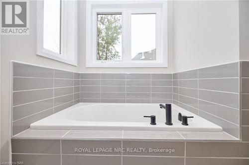 14 Loganberry Court, Fort Erie (337 - Crystal Beach), ON - Indoor Photo Showing Bathroom