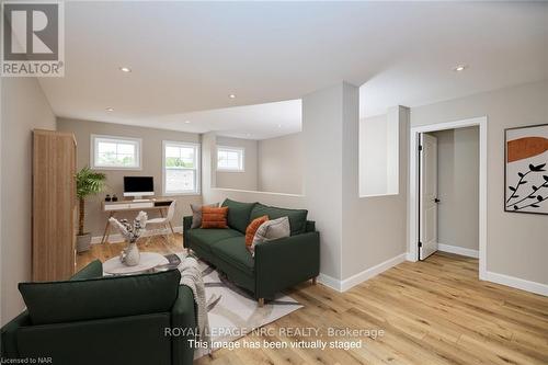 14 Loganberry Court, Fort Erie (337 - Crystal Beach), ON - Indoor Photo Showing Living Room