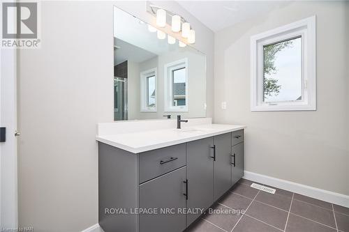 14 Loganberry Court, Fort Erie (337 - Crystal Beach), ON - Indoor Photo Showing Bathroom