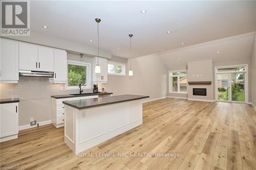 14 Loganberry Court, Fort Erie (337 - Crystal Beach), ON - Indoor Photo Showing Kitchen With Upgraded Kitchen