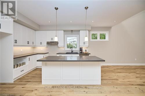 14 Loganberry Court, Fort Erie (337 - Crystal Beach), ON - Indoor Photo Showing Kitchen With Upgraded Kitchen