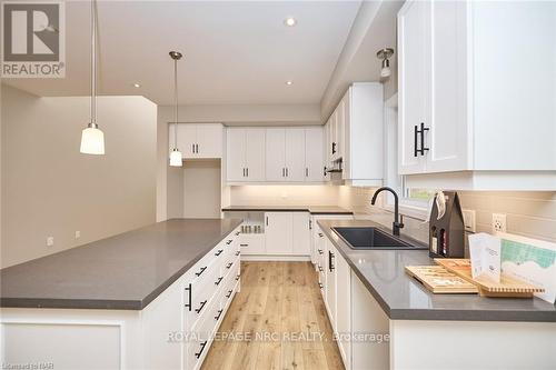 14 Loganberry Court, Fort Erie (337 - Crystal Beach), ON - Indoor Photo Showing Kitchen With Upgraded Kitchen