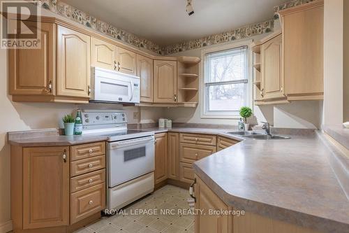 7 Chaplin Avenue, St. Catharines, ON - Indoor Photo Showing Kitchen With Double Sink