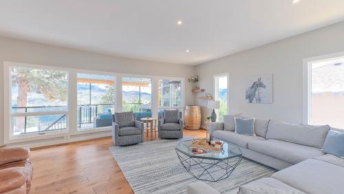 4181 6 Avenue, Peachland, BC - Indoor Photo Showing Living Room