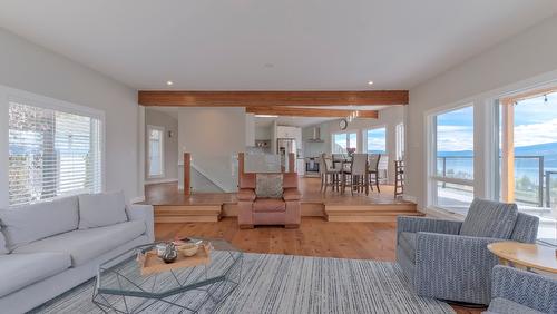 4181 6 Avenue, Peachland, BC - Indoor Photo Showing Living Room