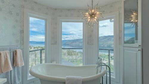 4181 6 Avenue, Peachland, BC - Indoor Photo Showing Bathroom