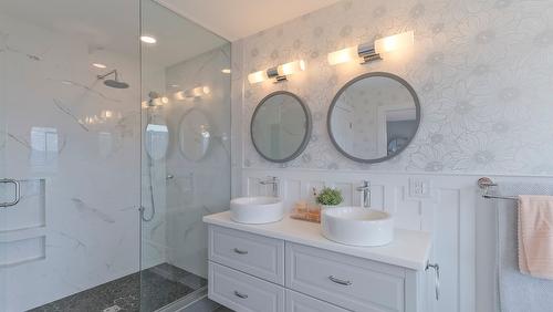 4181 6 Avenue, Peachland, BC - Indoor Photo Showing Bathroom