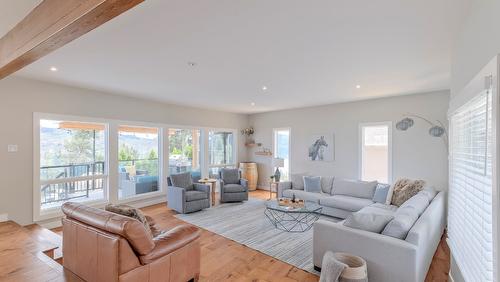 4181 6 Avenue, Peachland, BC - Indoor Photo Showing Living Room