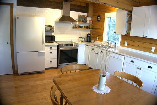 4351 Teal Road, Fairmont Hot Springs, BC - Indoor Photo Showing Kitchen With Double Sink