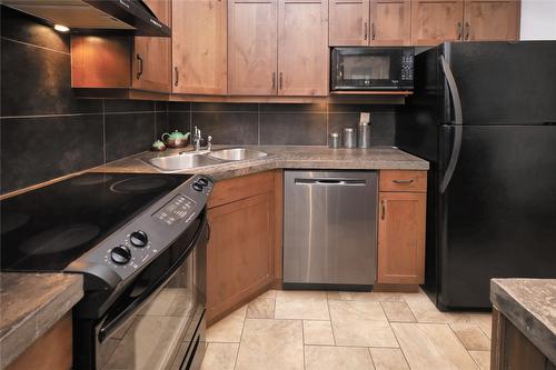 1107-7495 Columbia Avenue, Radium Hot Springs, BC - Indoor Photo Showing Kitchen With Double Sink