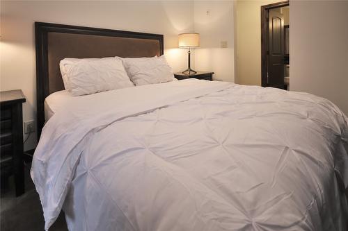 1107-7495 Columbia Avenue, Radium Hot Springs, BC - Indoor Photo Showing Bedroom