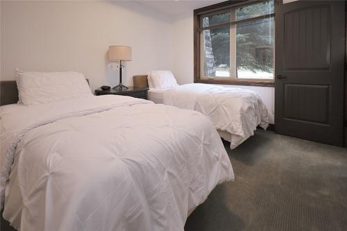 1107-7495 Columbia Avenue, Radium Hot Springs, BC - Indoor Photo Showing Bedroom