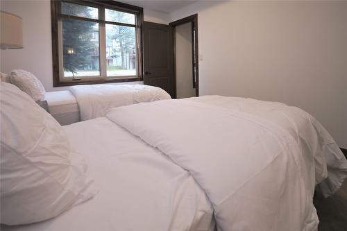 1107-7495 Columbia Avenue, Radium Hot Springs, BC - Indoor Photo Showing Bedroom