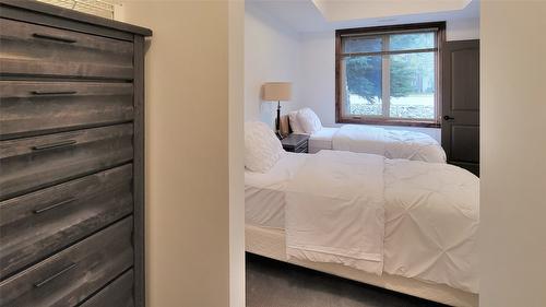 1107-7495 Columbia Avenue, Radium Hot Springs, BC - Indoor Photo Showing Bedroom