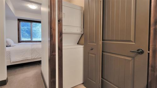 1107-7495 Columbia Avenue, Radium Hot Springs, BC - Indoor Photo Showing Laundry Room