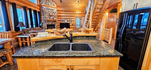 7001 Columbia Ridge Drive, Fairmont Hot Springs, BC - Indoor Photo Showing Kitchen With Double Sink