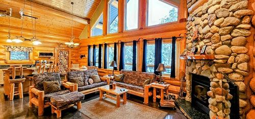 7001 Columbia Ridge Drive, Fairmont Hot Springs, BC - Indoor Photo Showing Living Room With Fireplace