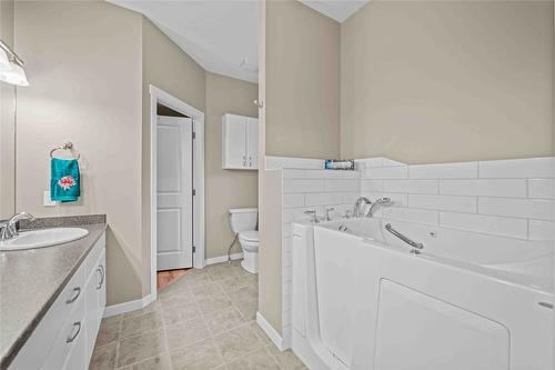 124-2920 Valleyview Drive, Kamloops, BC - Indoor Photo Showing Bathroom