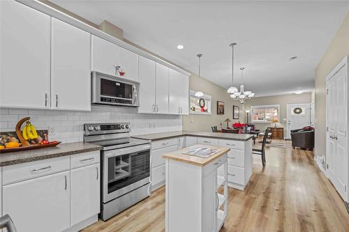 124-2920 Valleyview Drive, Kamloops, BC - Indoor Photo Showing Kitchen With Upgraded Kitchen