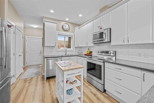 124-2920 Valleyview Drive, Kamloops, BC - Indoor Photo Showing Kitchen With Upgraded Kitchen