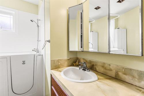 1117 15Th Avenue, Creston, BC - Indoor Photo Showing Bathroom