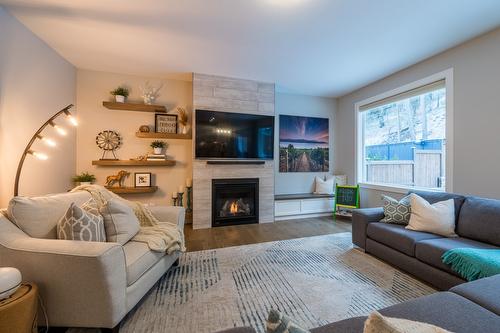 2644 Willowbrae Drive, Kamloops, BC - Indoor Photo Showing Living Room With Fireplace