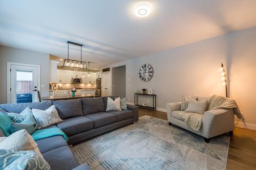 2644 Willowbrae Drive, Kamloops, BC - Indoor Photo Showing Living Room