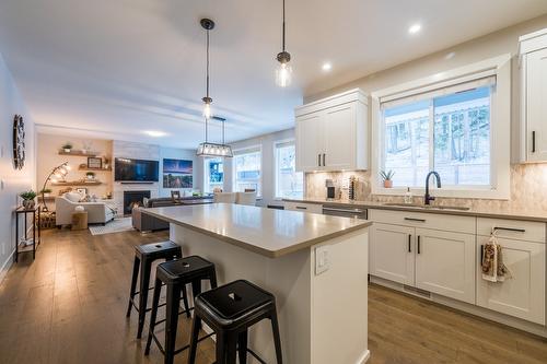 2644 Willowbrae Drive, Kamloops, BC - Indoor Photo Showing Kitchen With Upgraded Kitchen