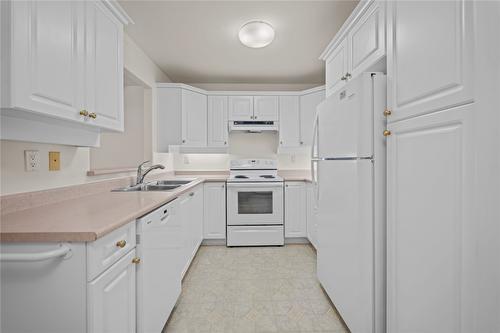 204-120 Vernon Avenue, Kamloops, BC - Indoor Photo Showing Kitchen With Double Sink