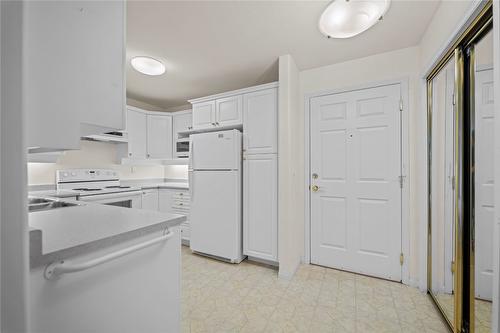 204-120 Vernon Avenue, Kamloops, BC - Indoor Photo Showing Kitchen