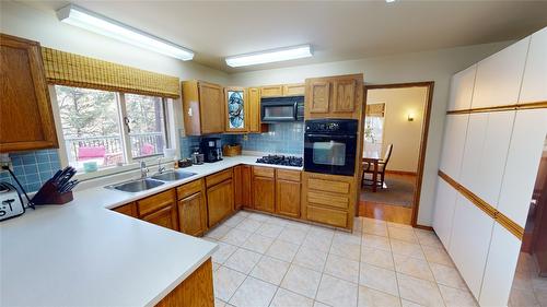 2201 29Th Street, Cranbrook, BC - Indoor Photo Showing Kitchen With Double Sink