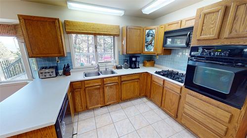 2201 29Th Street, Cranbrook, BC - Indoor Photo Showing Kitchen With Double Sink