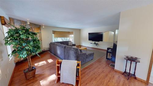 2201 29Th Street, Cranbrook, BC - Indoor Photo Showing Living Room