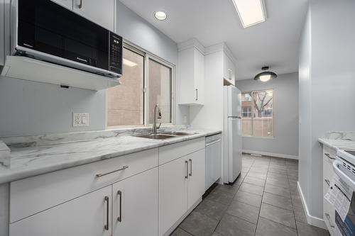 30-383 Columbia St W Street, Kamloops, BC - Indoor Photo Showing Kitchen With Double Sink