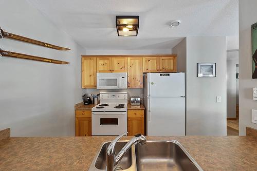 21-6005 Valley Drive, Sun Peaks, BC - Indoor Photo Showing Kitchen