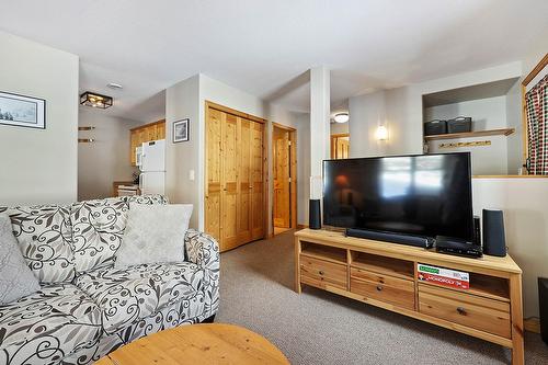 21-6005 Valley Drive, Sun Peaks, BC - Indoor Photo Showing Living Room