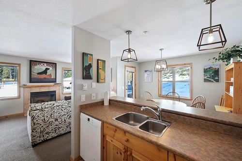 21-6005 Valley Drive, Sun Peaks, BC - Indoor Photo Showing Kitchen With Fireplace With Double Sink