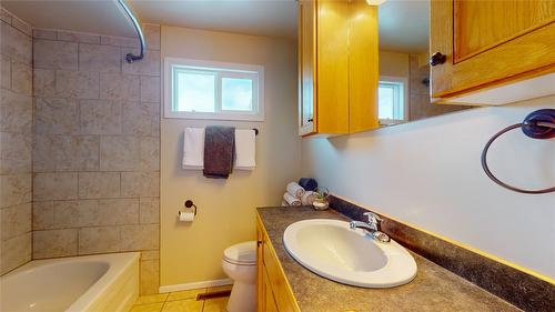 445 2Nd Avenue, Kimberley, BC - Indoor Photo Showing Bathroom