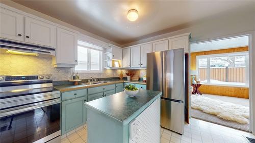 445 2Nd Avenue, Kimberley, BC - Indoor Photo Showing Kitchen With Double Sink